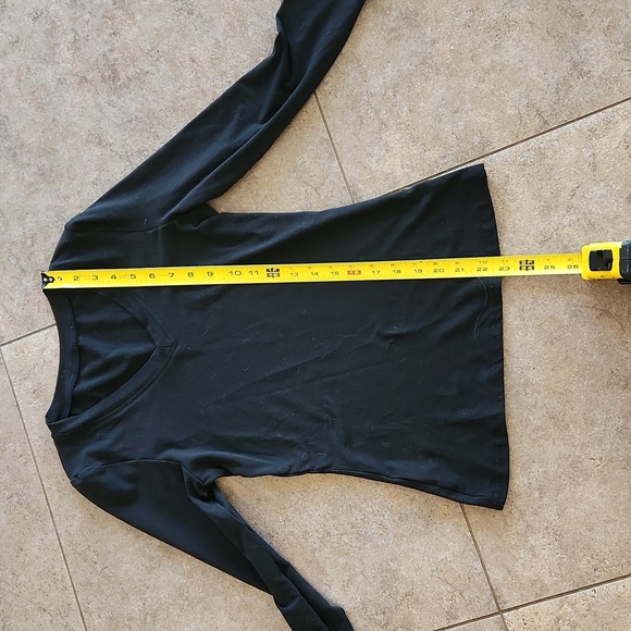 NWOT.. V NECK TOP - Picture 4 of 5